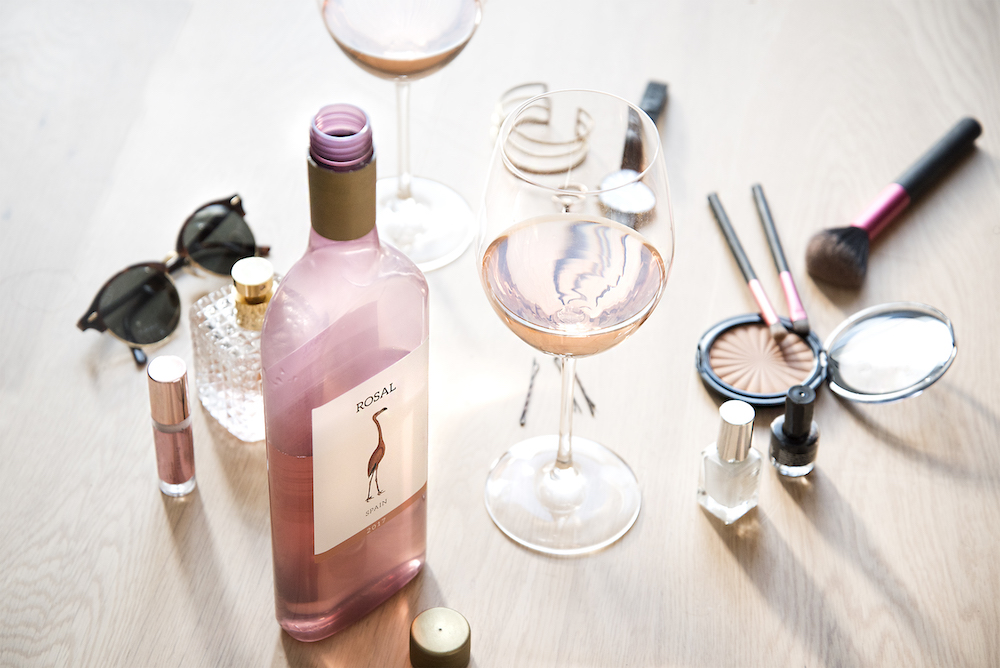 content/organic-wine/letterbox-wine-spanish-rosal-rose-wine-lifestyle.jpg